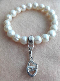 Pearl Bracelet with heart charms